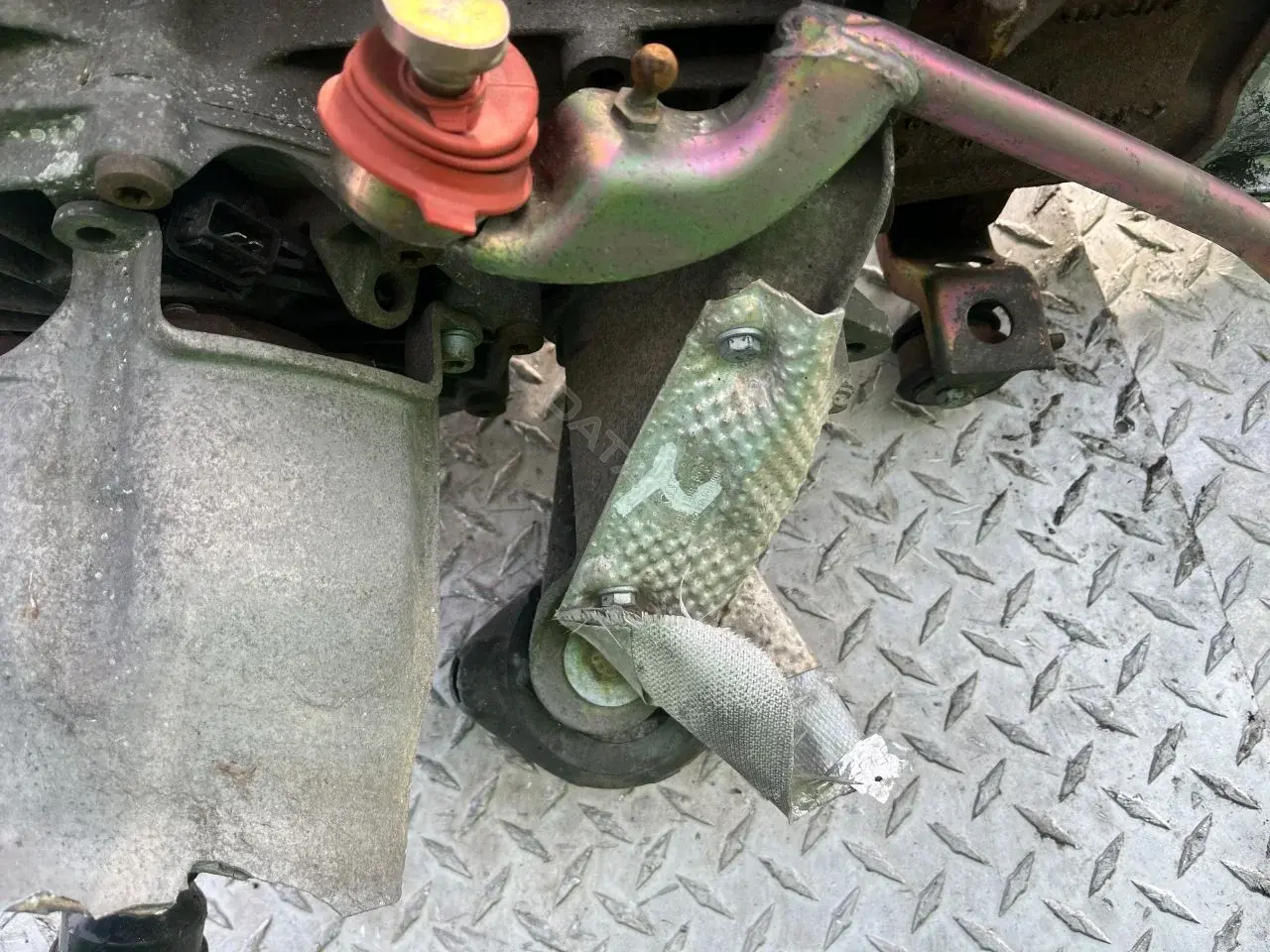 Кронштейн КПП 8D0399113AH