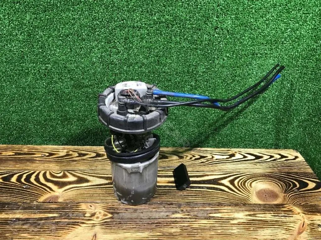 Топливный насос 7M3919050A