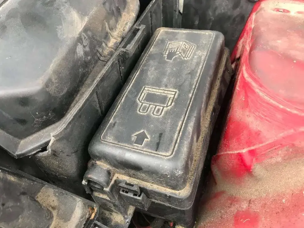 Блок предохранителей 52758668