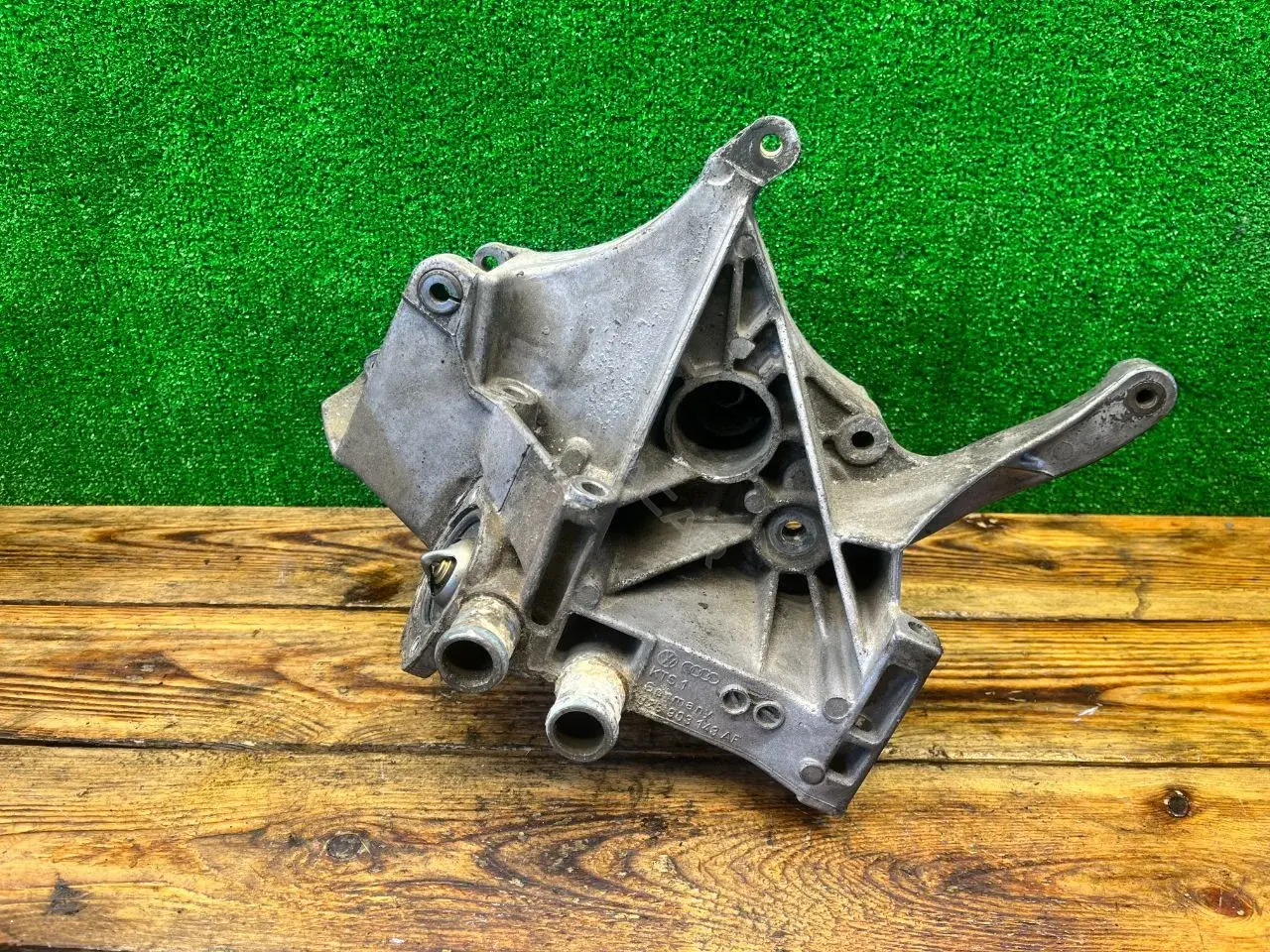 Кронштейн генератора 028903143AF