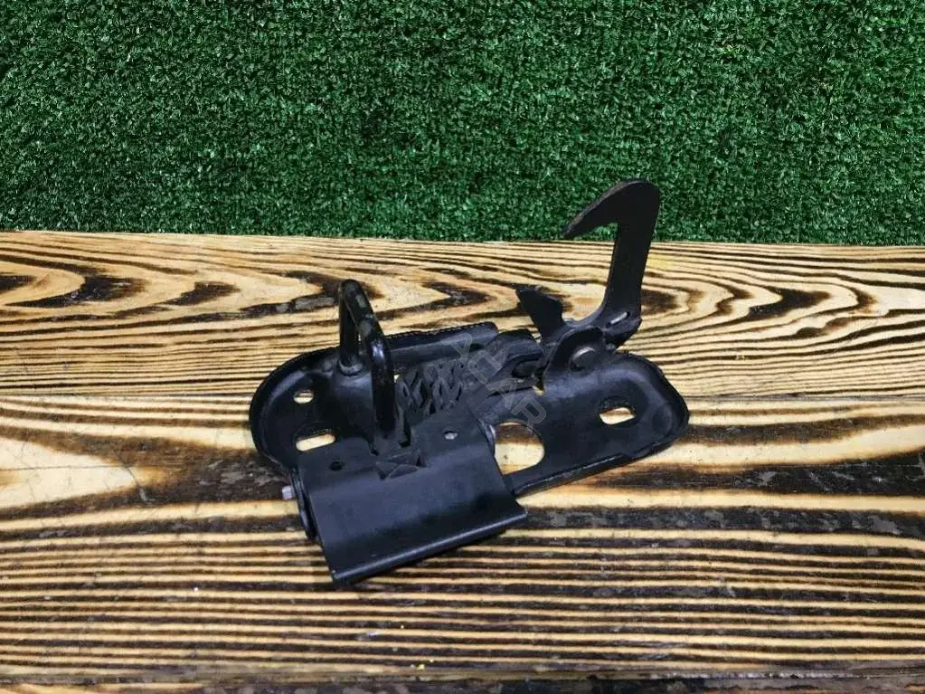 Замок капота 1T0823480B
