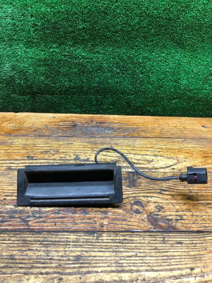 Ручка крышки багажника 1J0827566F