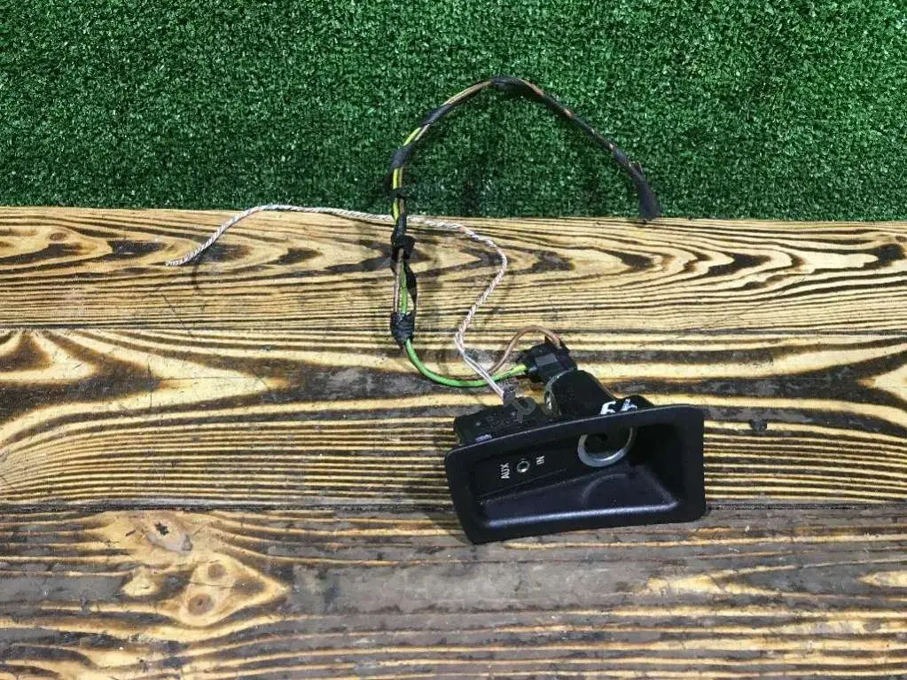Разъем AUX / USB 61316930561