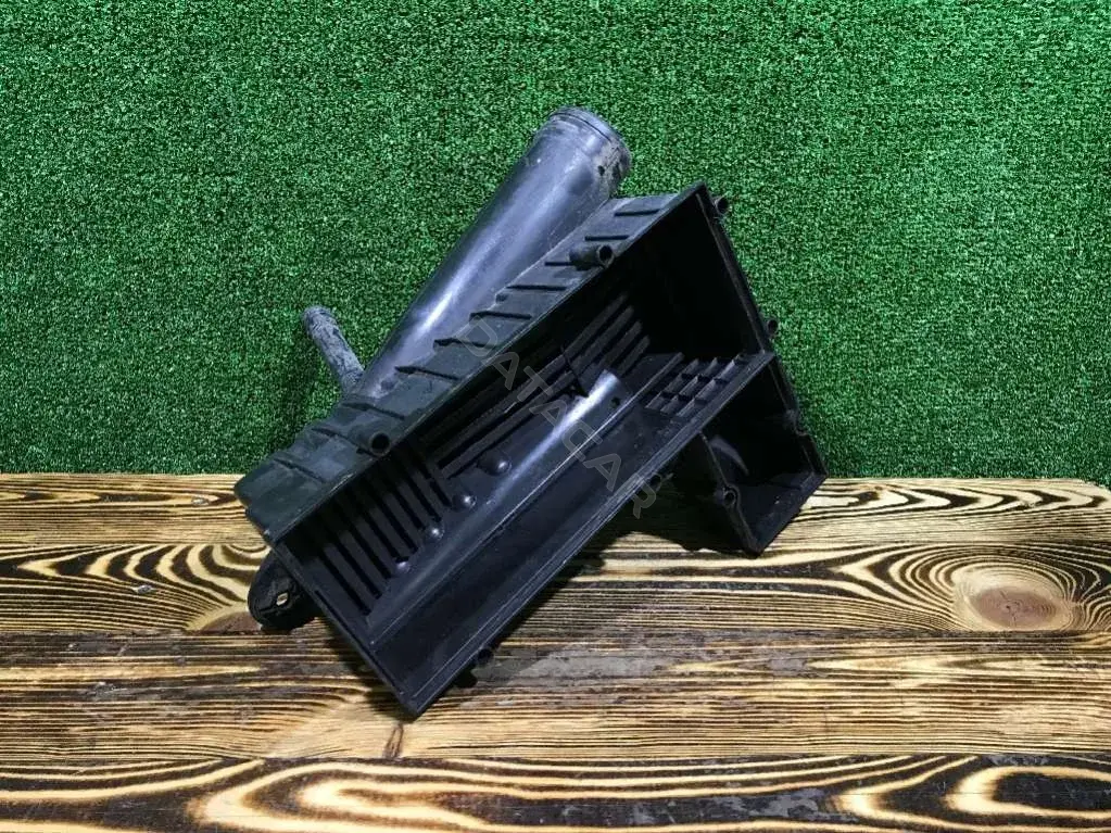 Корпус воздушного фильтра 3C0129668B