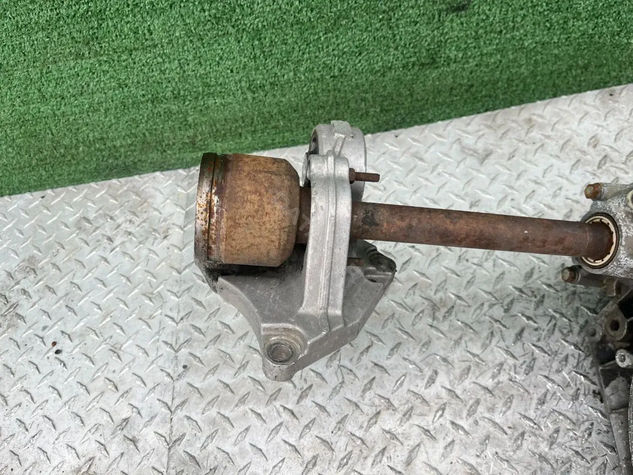 Приводной вал / Полуось 108927809
