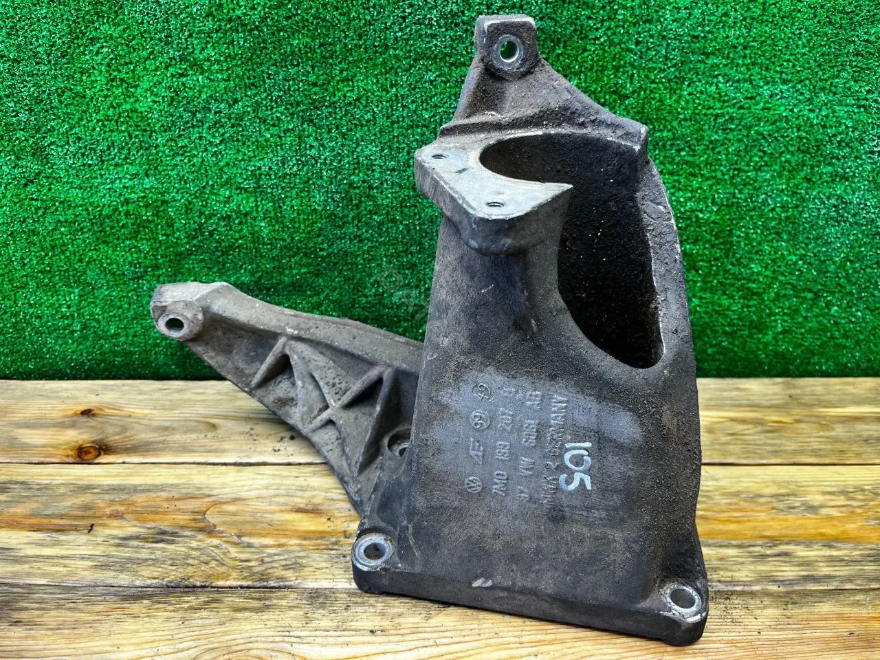 Кронштейн полуоси 7M0199207B, 97VW6061AB