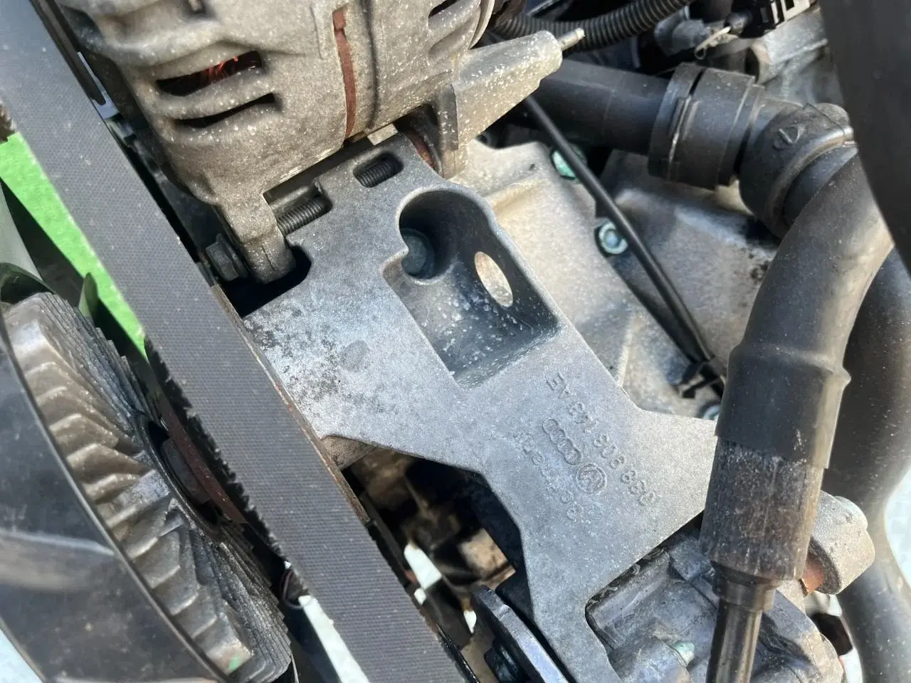 Кронштейн генератора 038903143AE