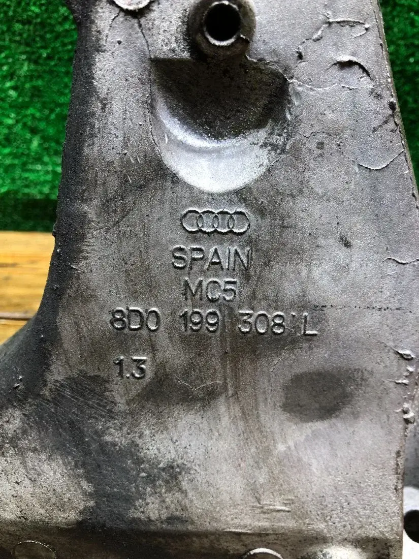 Кронштейн двигателя 8D0199308L