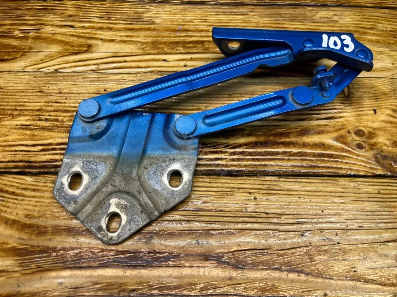 Петля капота 1T0823301