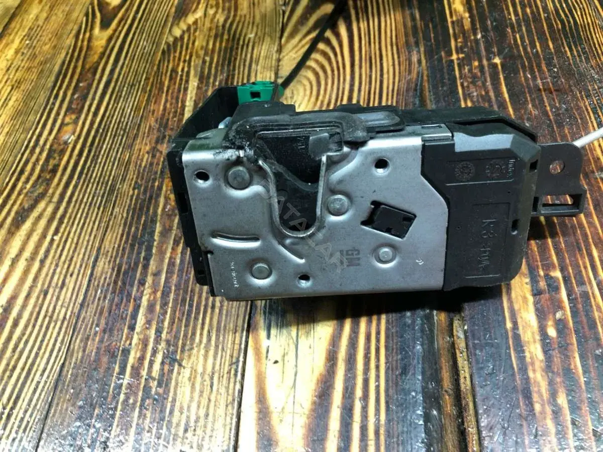 Замок двери 13128112