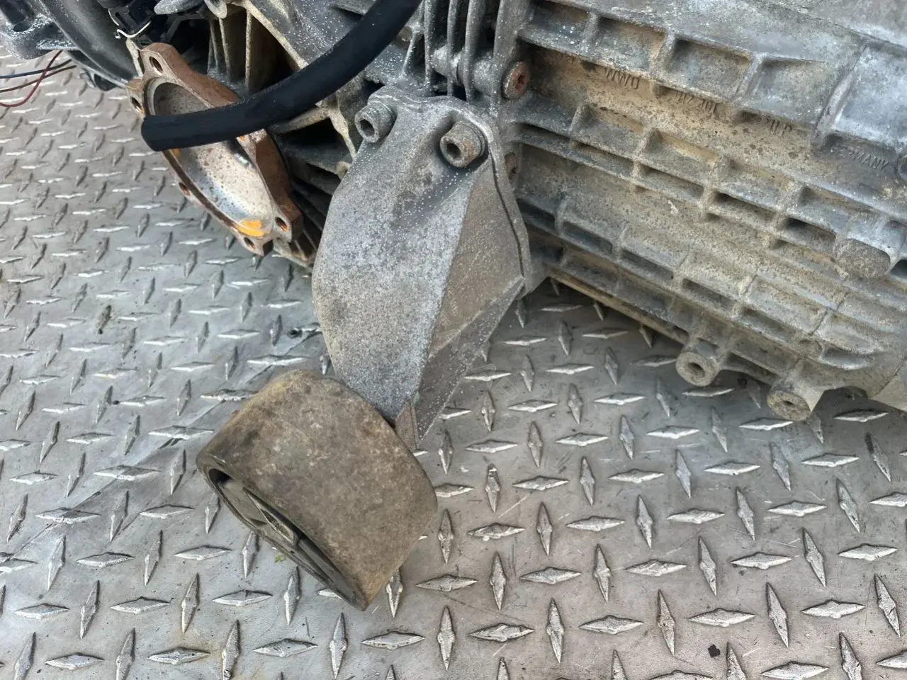 Кронштейн КПП 8D0399113AB