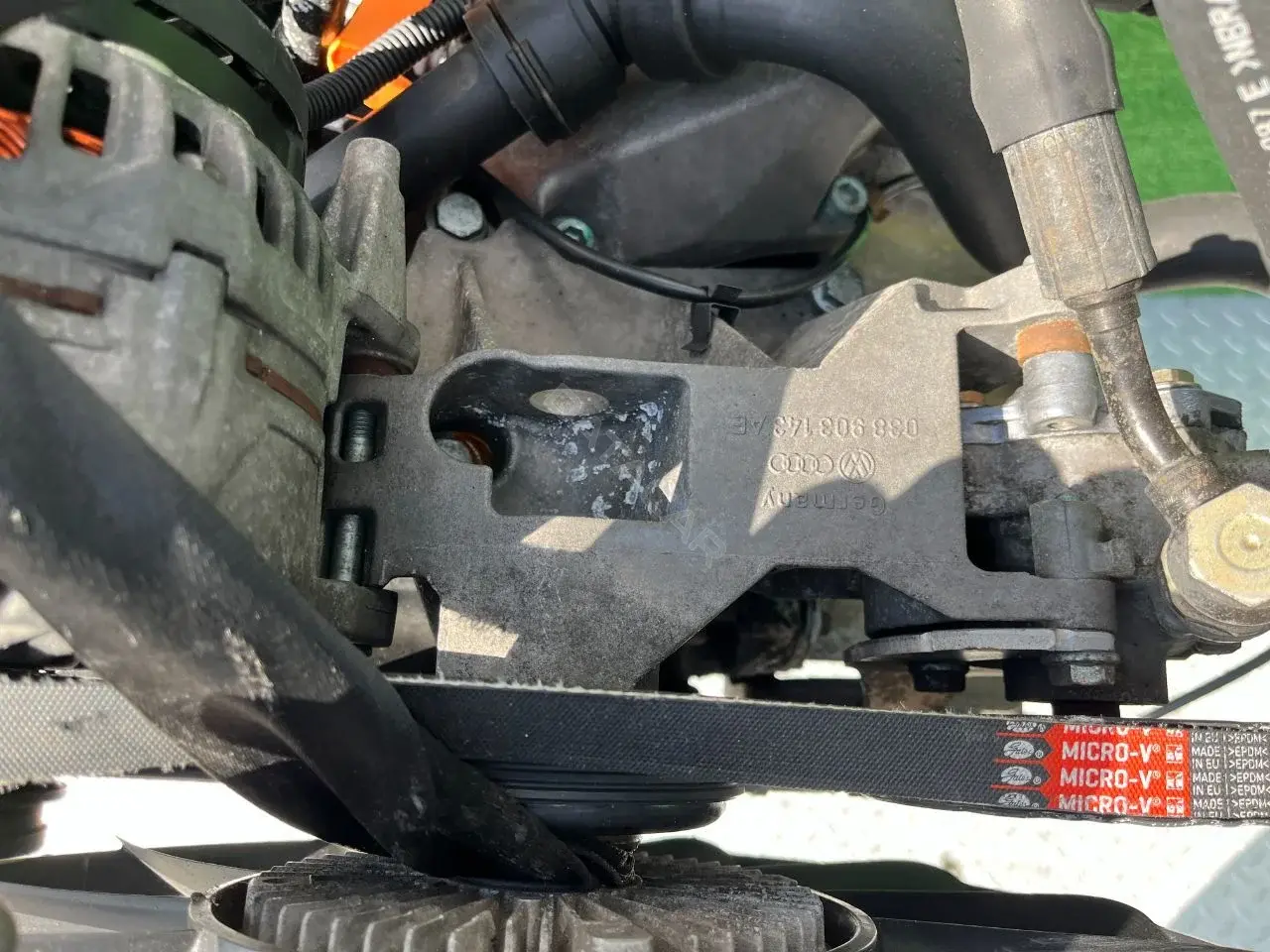 Кронштейн генератора 038903143AE