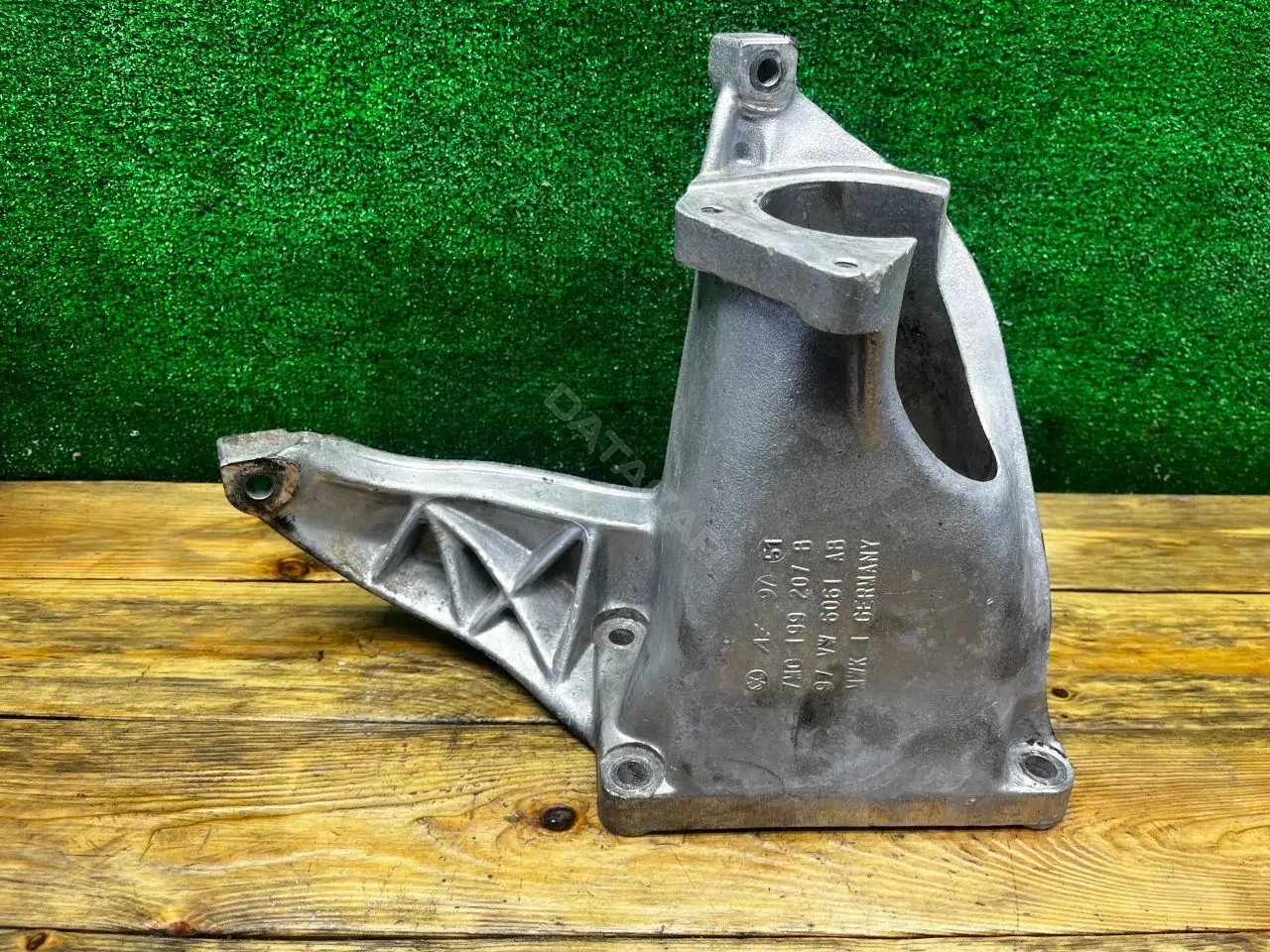 Кронштейн полуоси 7M0199207B, 97VW6061AB