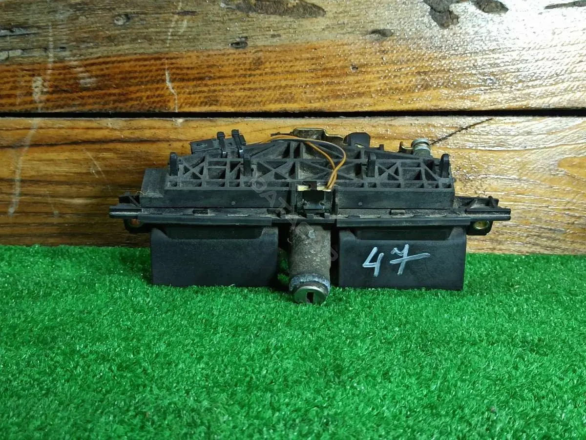 Ручка крышки багажника 8D9827565