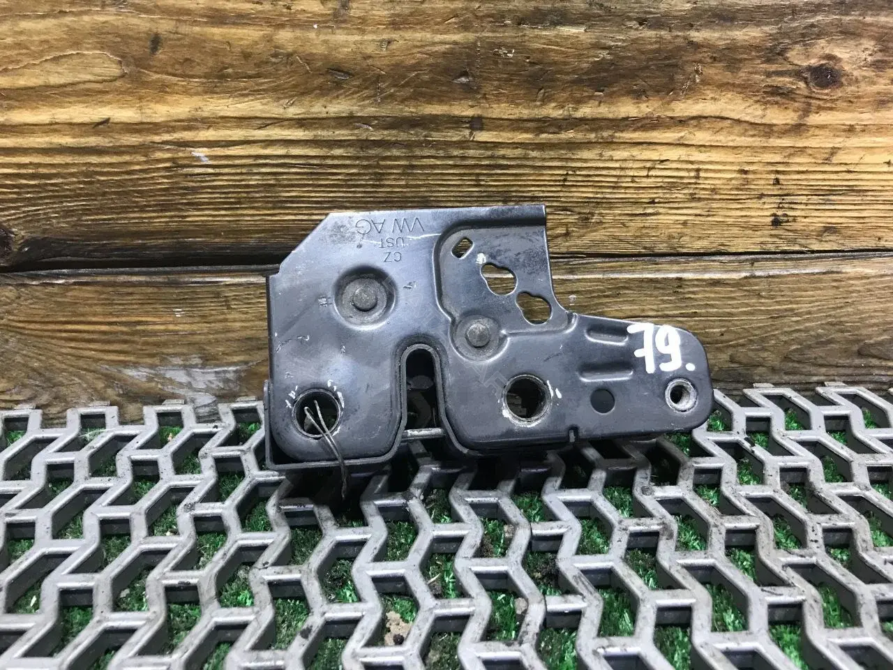 Замок капота 1T0823509B