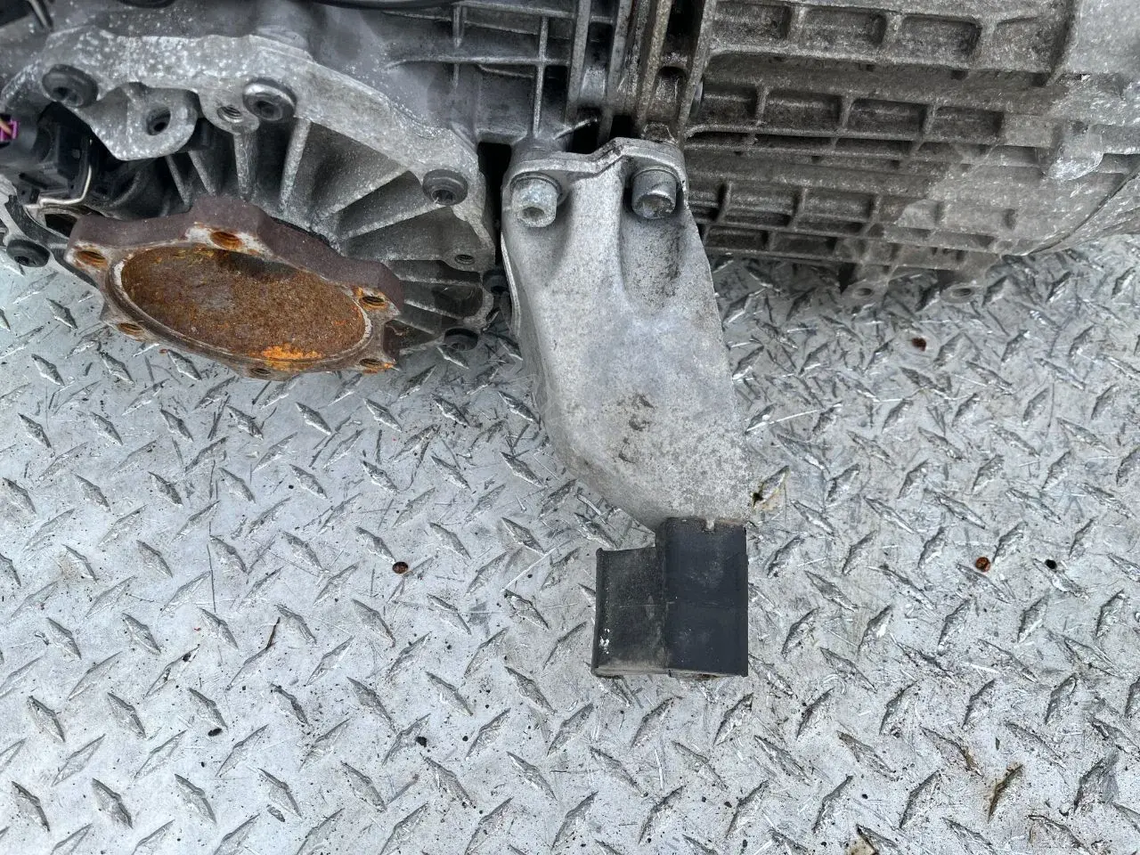 Кронштейн КПП D0399113AB