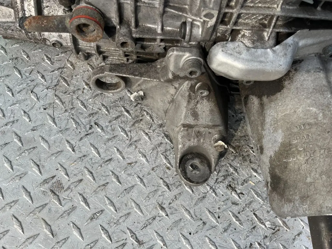 Кронштейн КПП 8D0399114S