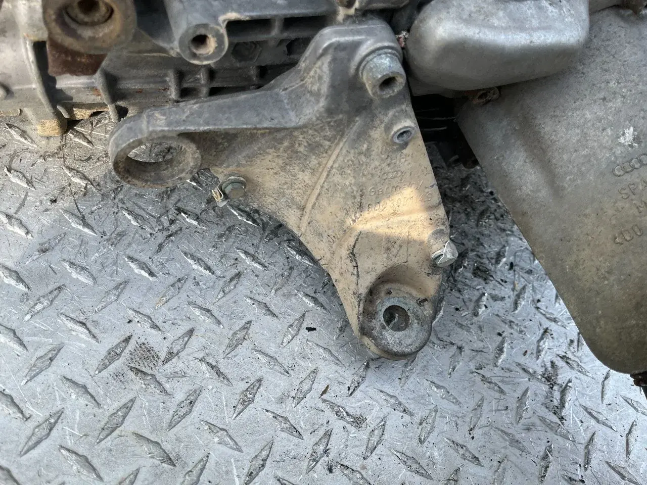 Кронштейн КПП 8D0399114S