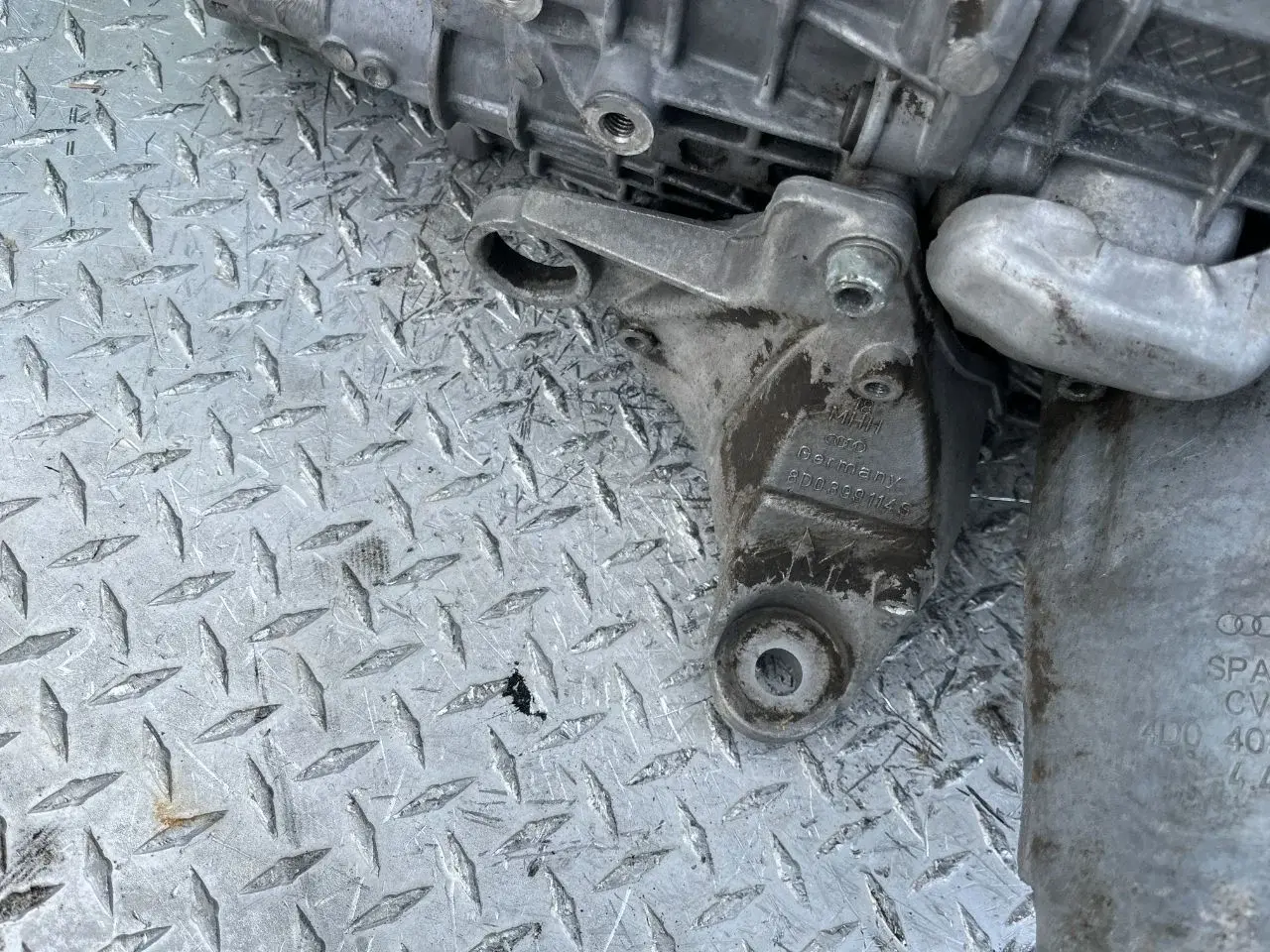 Кронштейн КПП 8D0399114S