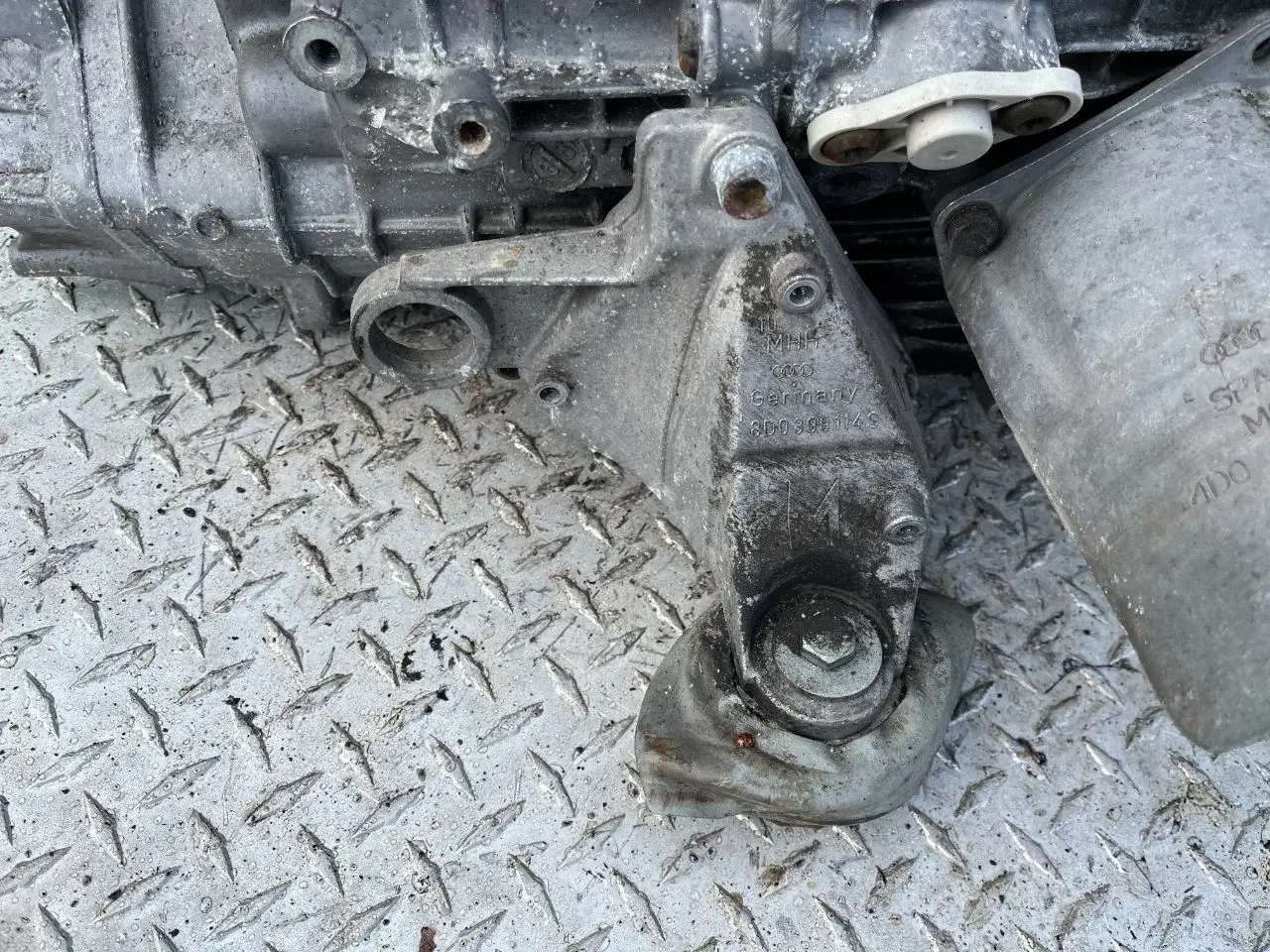 Кронштейн КПП 8D0399114S