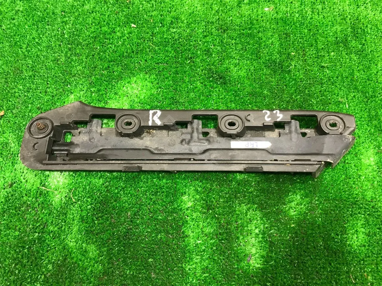 Кронштейн-направляющая бампера 1T0807936