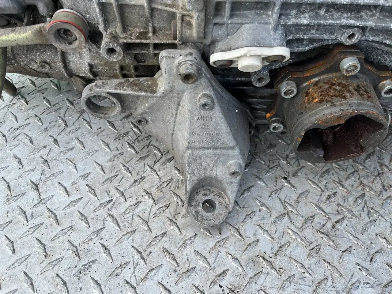 Кронштейн КПП 8D0399114S