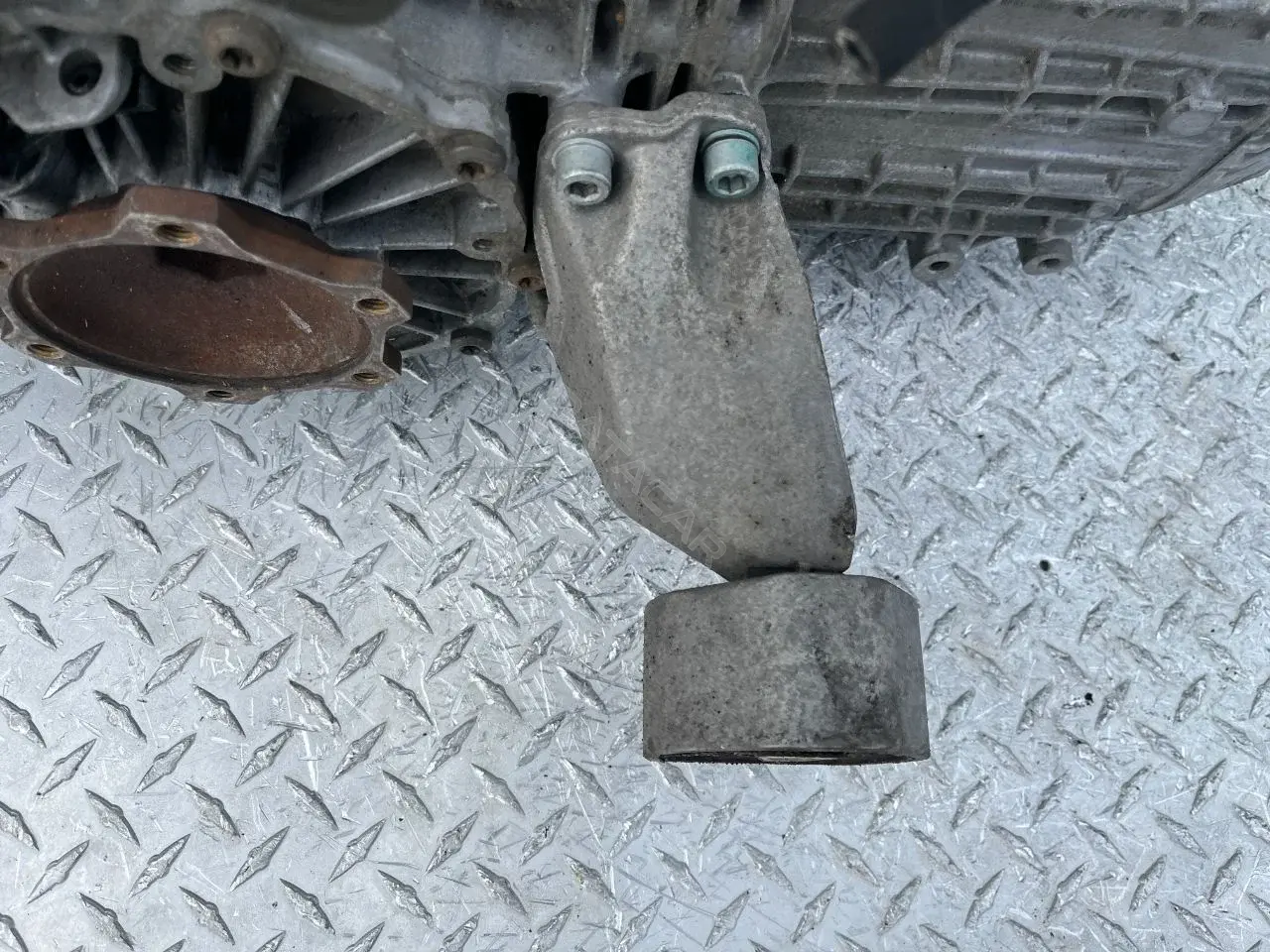 Кронштейн КПП 8D0399113L