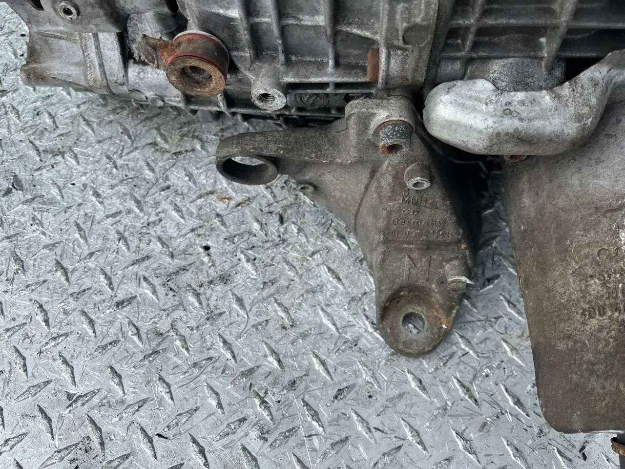 Кронштейн КПП 8D0399114S