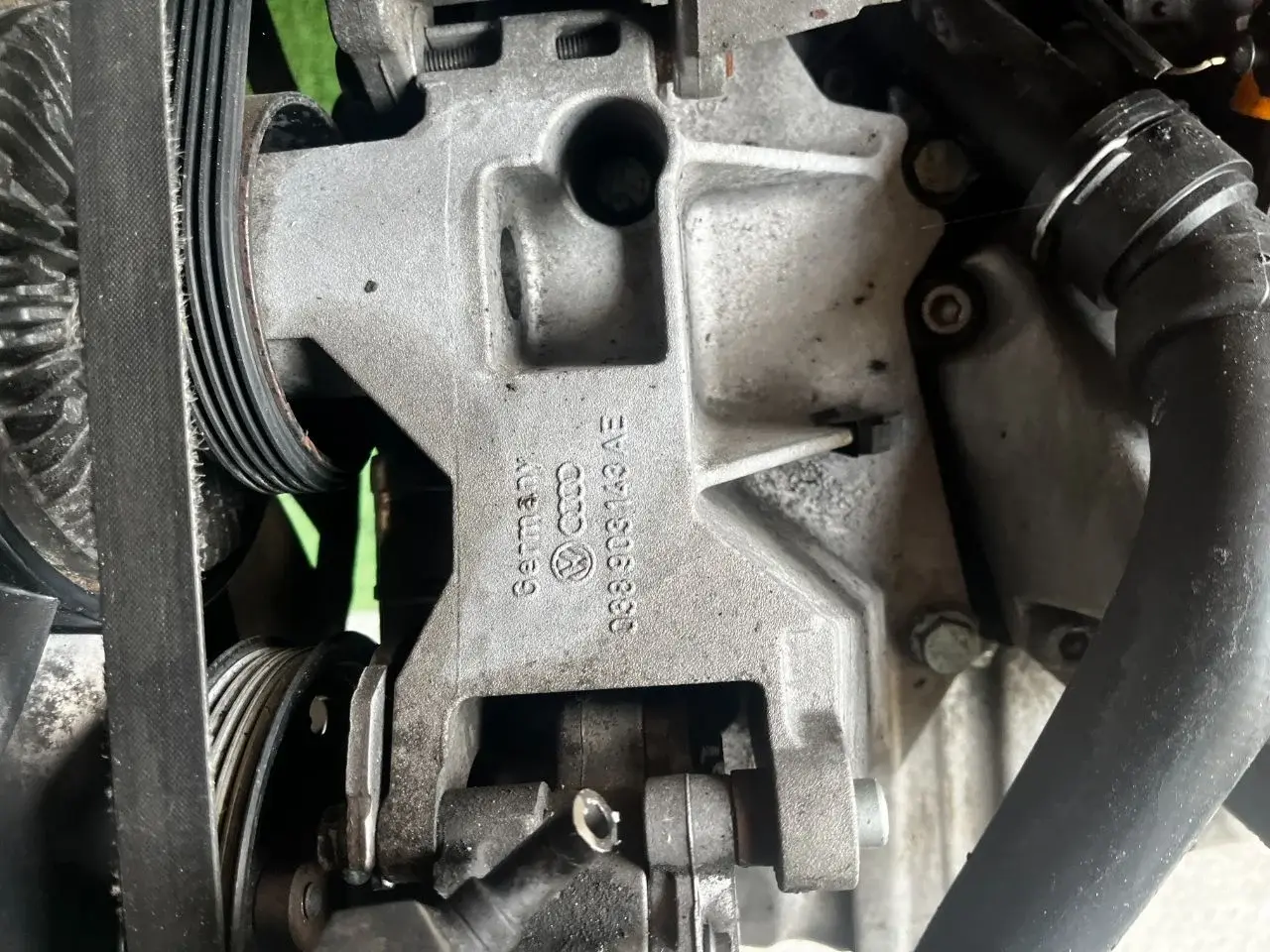 Кронштейн генератора 038903143AE