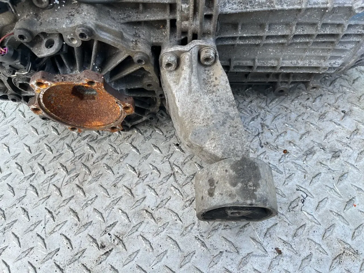 Кронштейн КПП 8D0399113AB