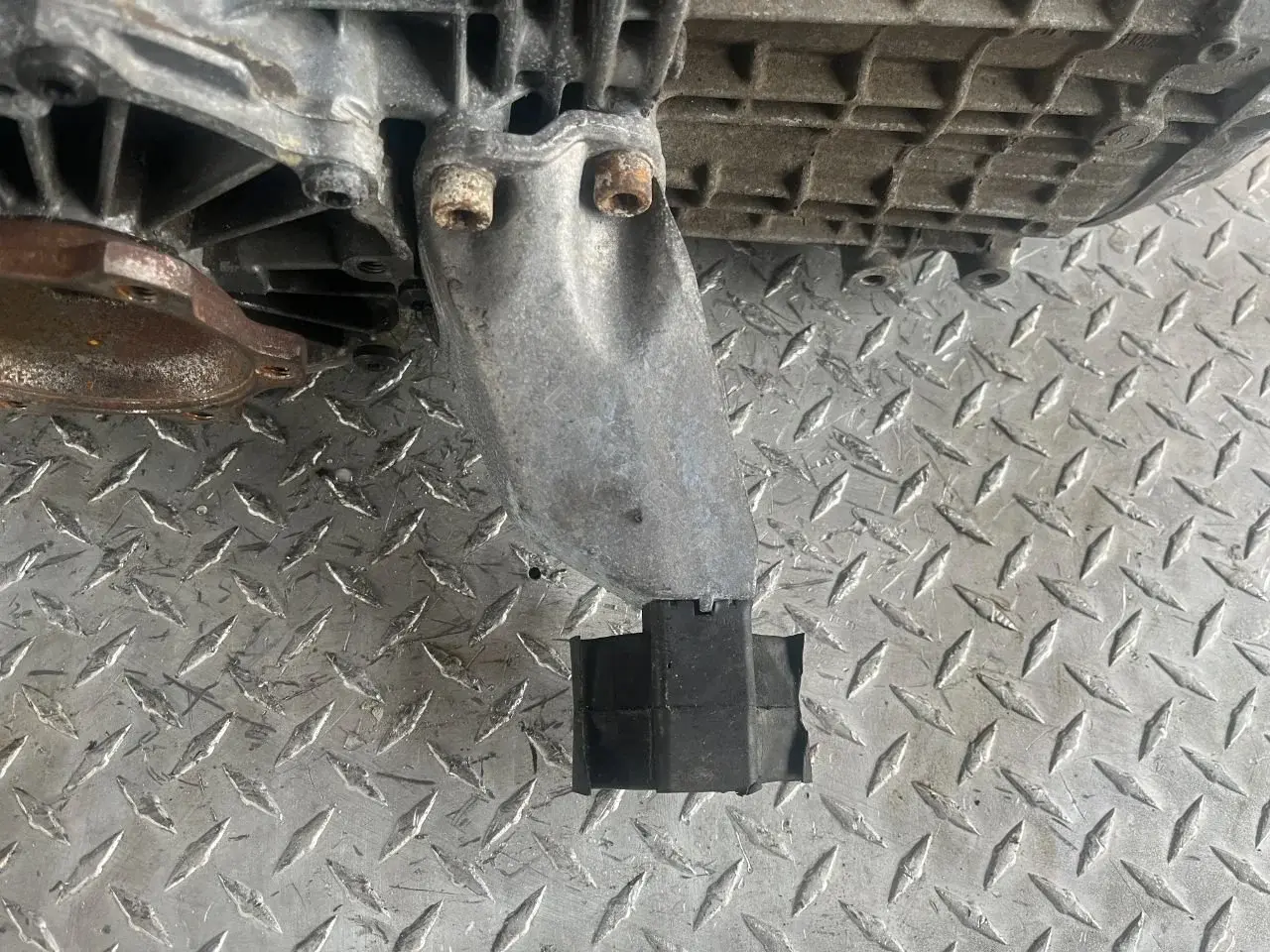 Кронштейн КПП 8D0399113AB