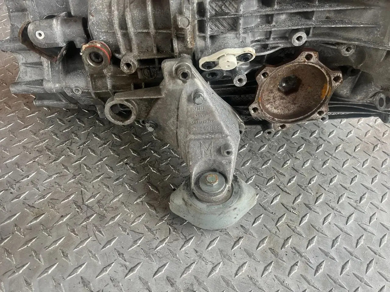 Кронштейн КПП 8D0399114S