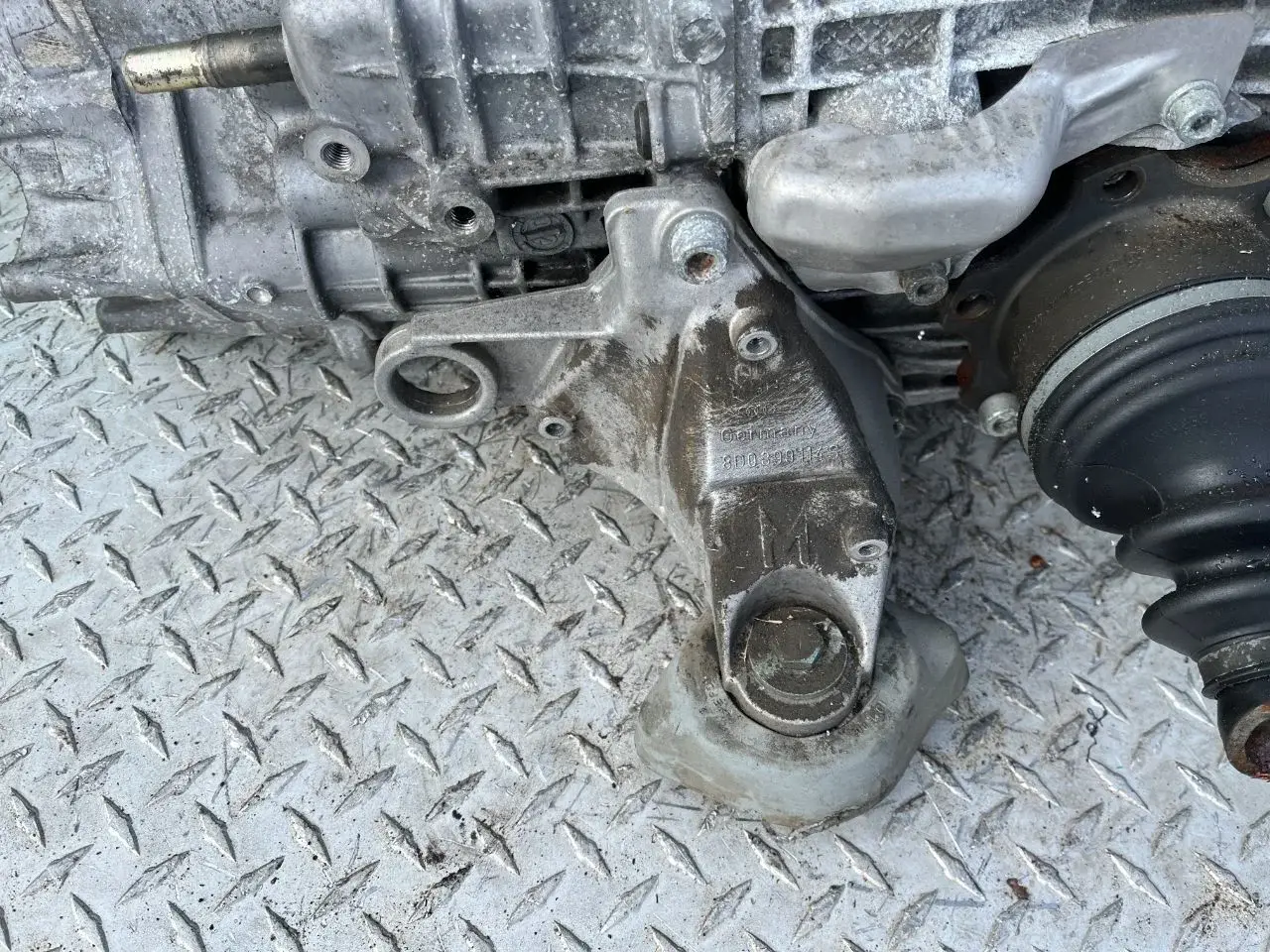 Кронштейн КПП 8D0399114S