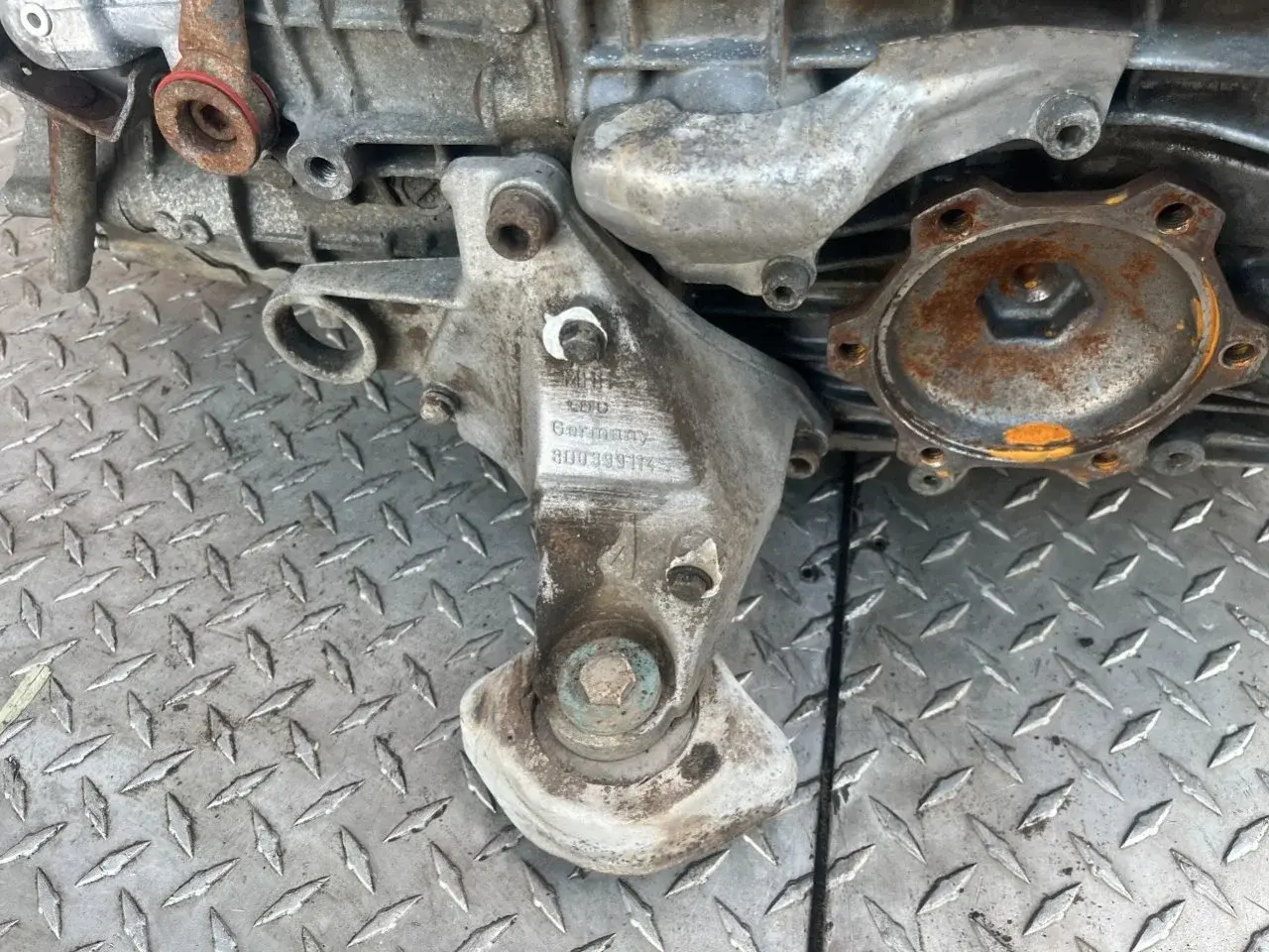 Кронштейн КПП 8D0399114S