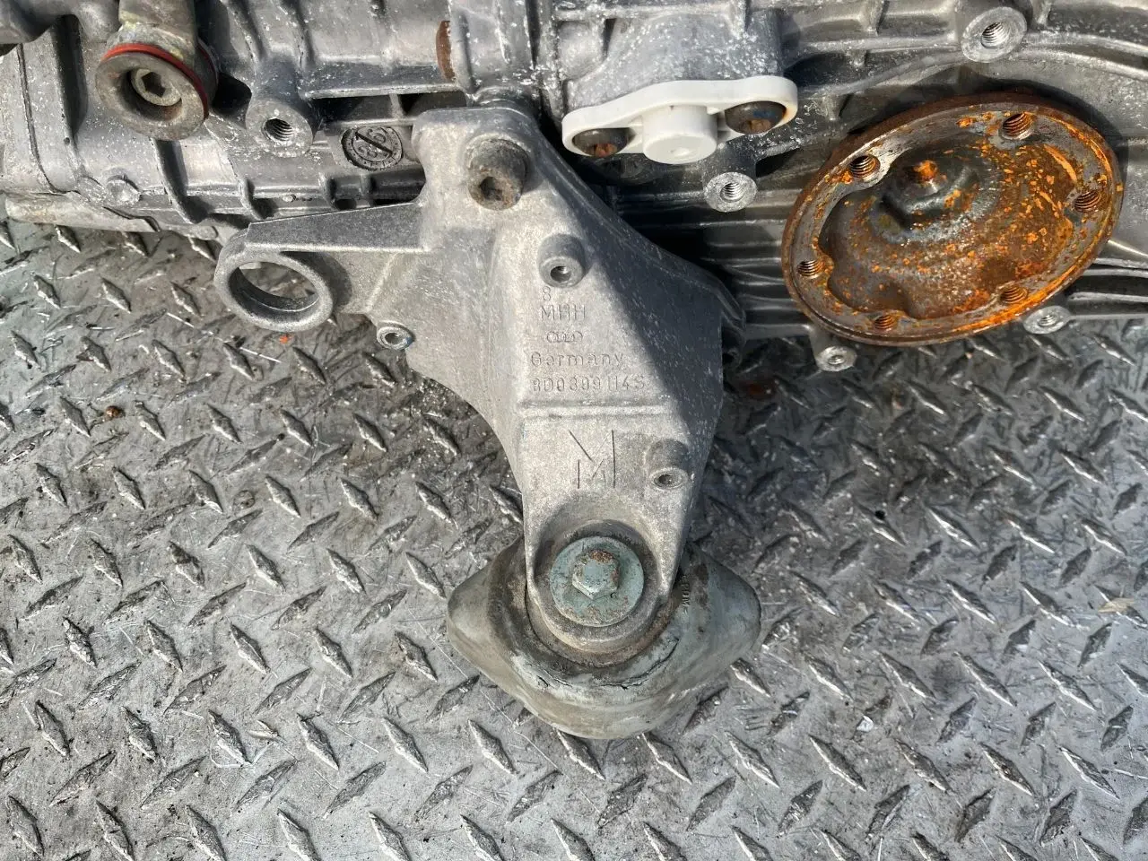 Кронштейн КПП 8D0399114S