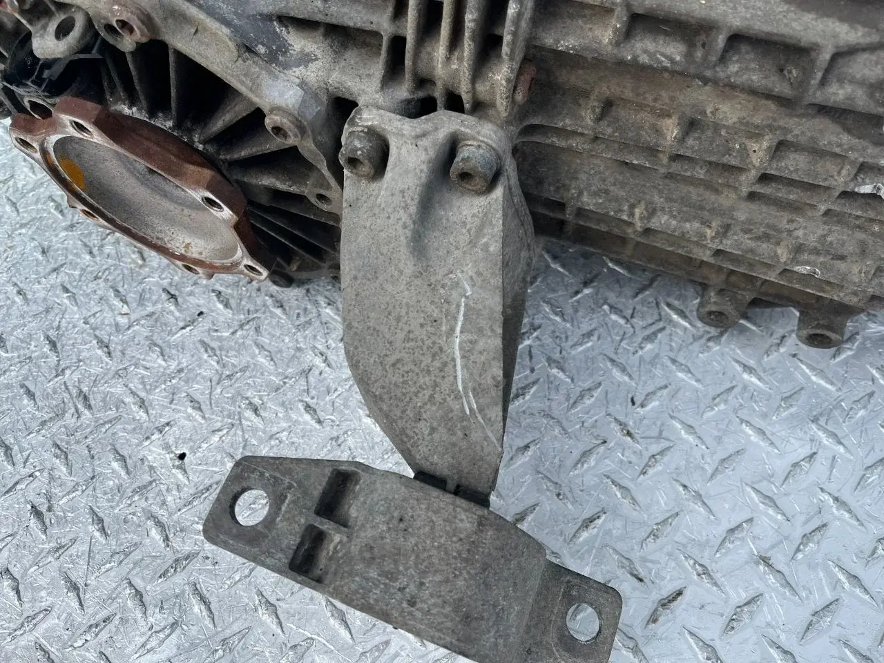 Кронштейн КПП 8D0399113AB