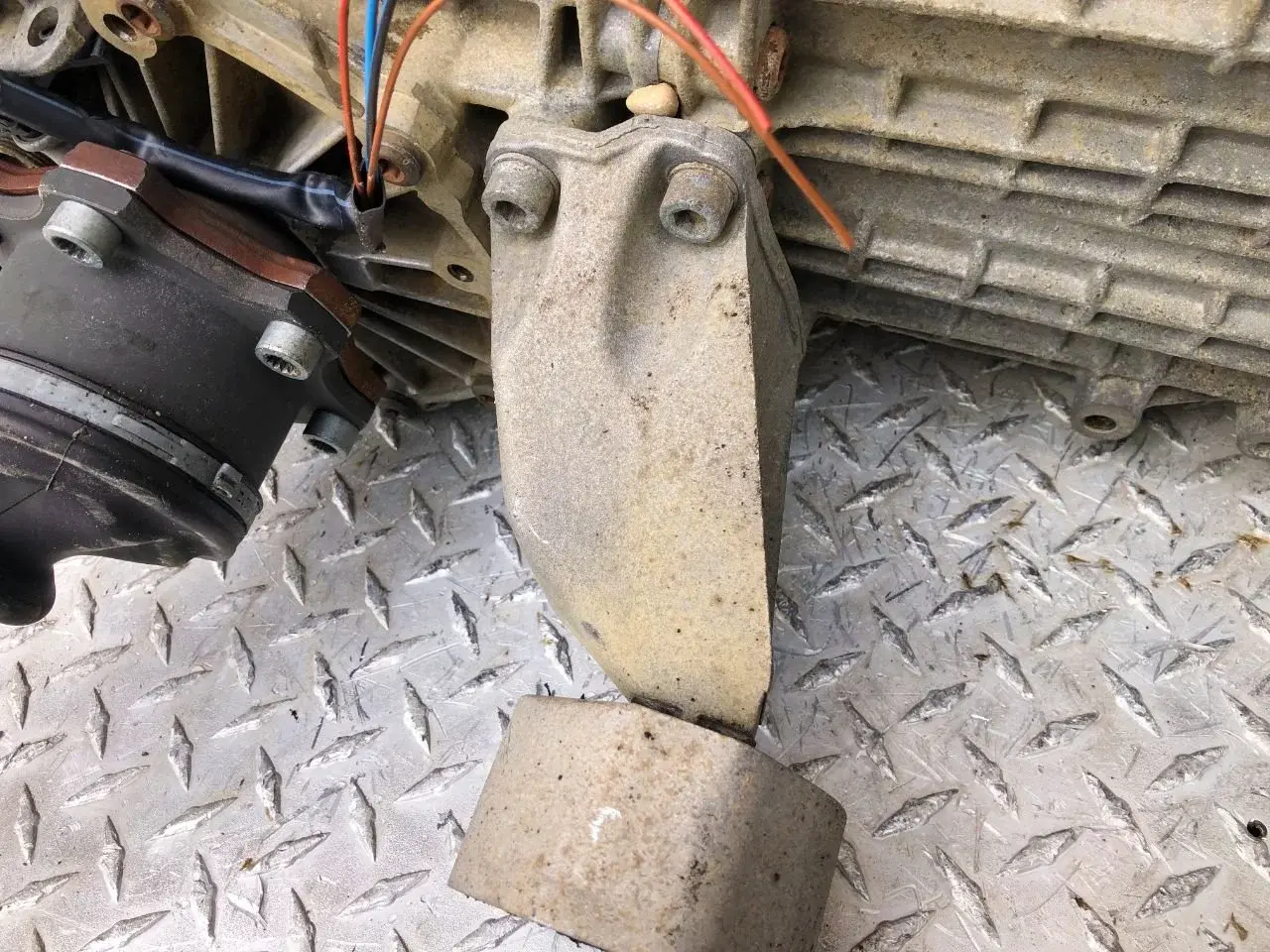 Кронштейн КПП 8D0399113AB