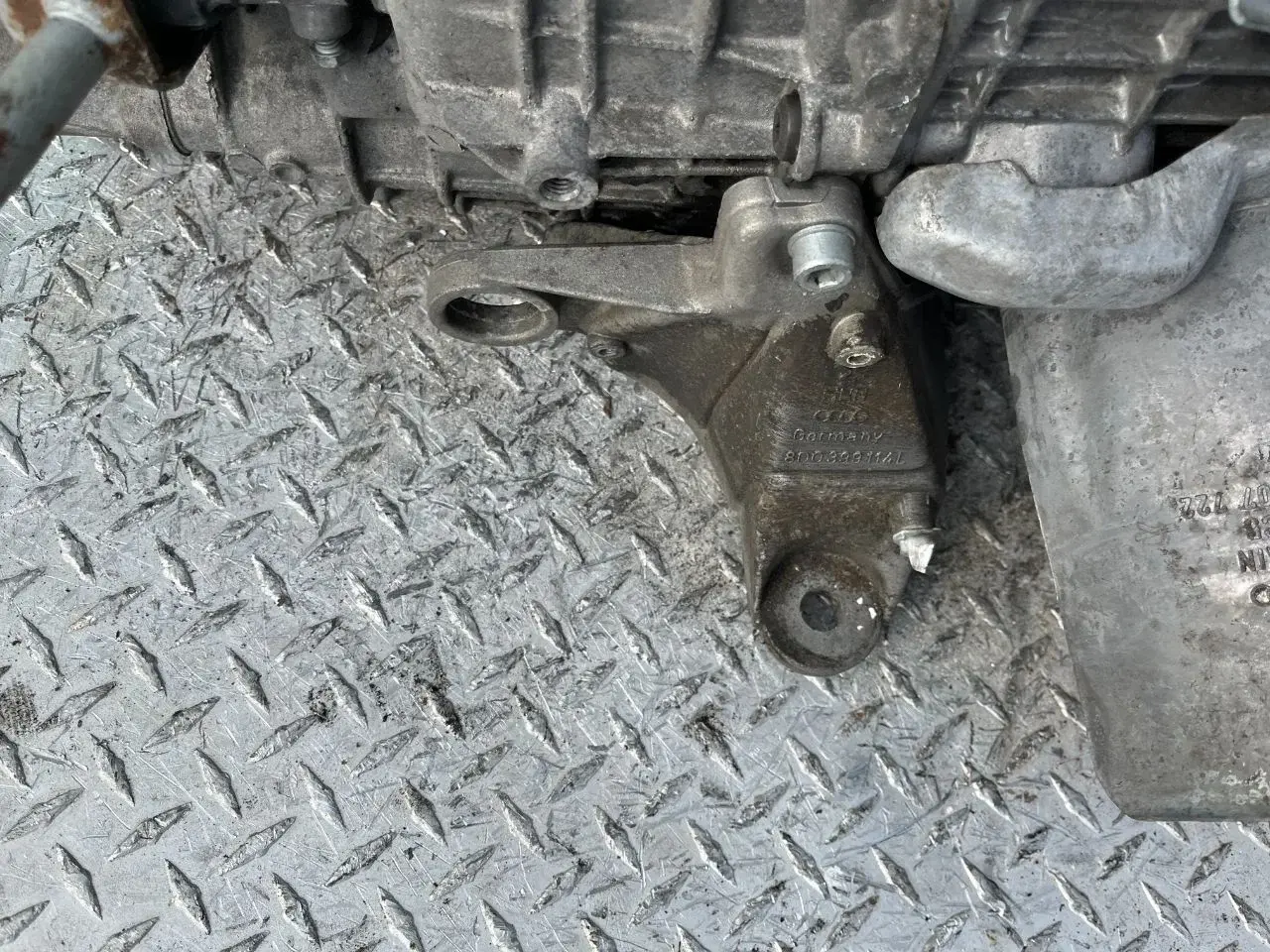 Кронштейн КПП 8D0399114L