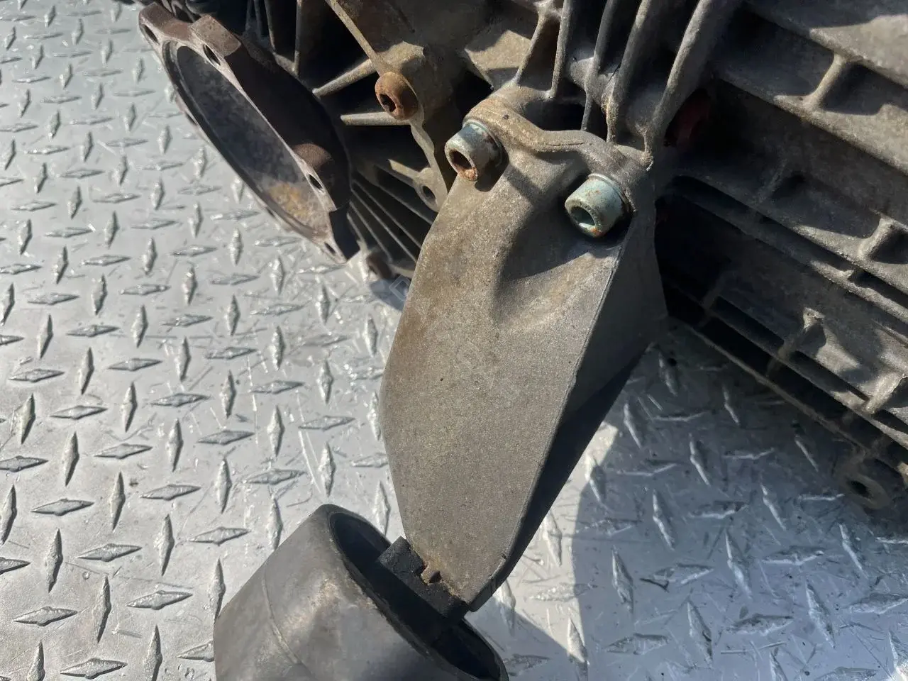 Кронштейн КПП 8D0399113L