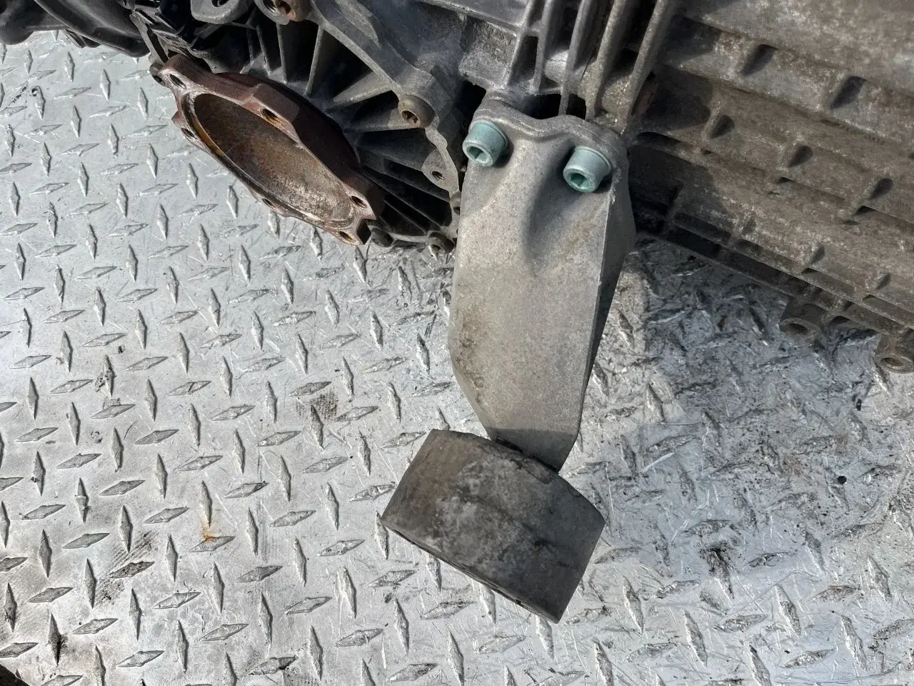 Кронштейн КПП 8D0399113L