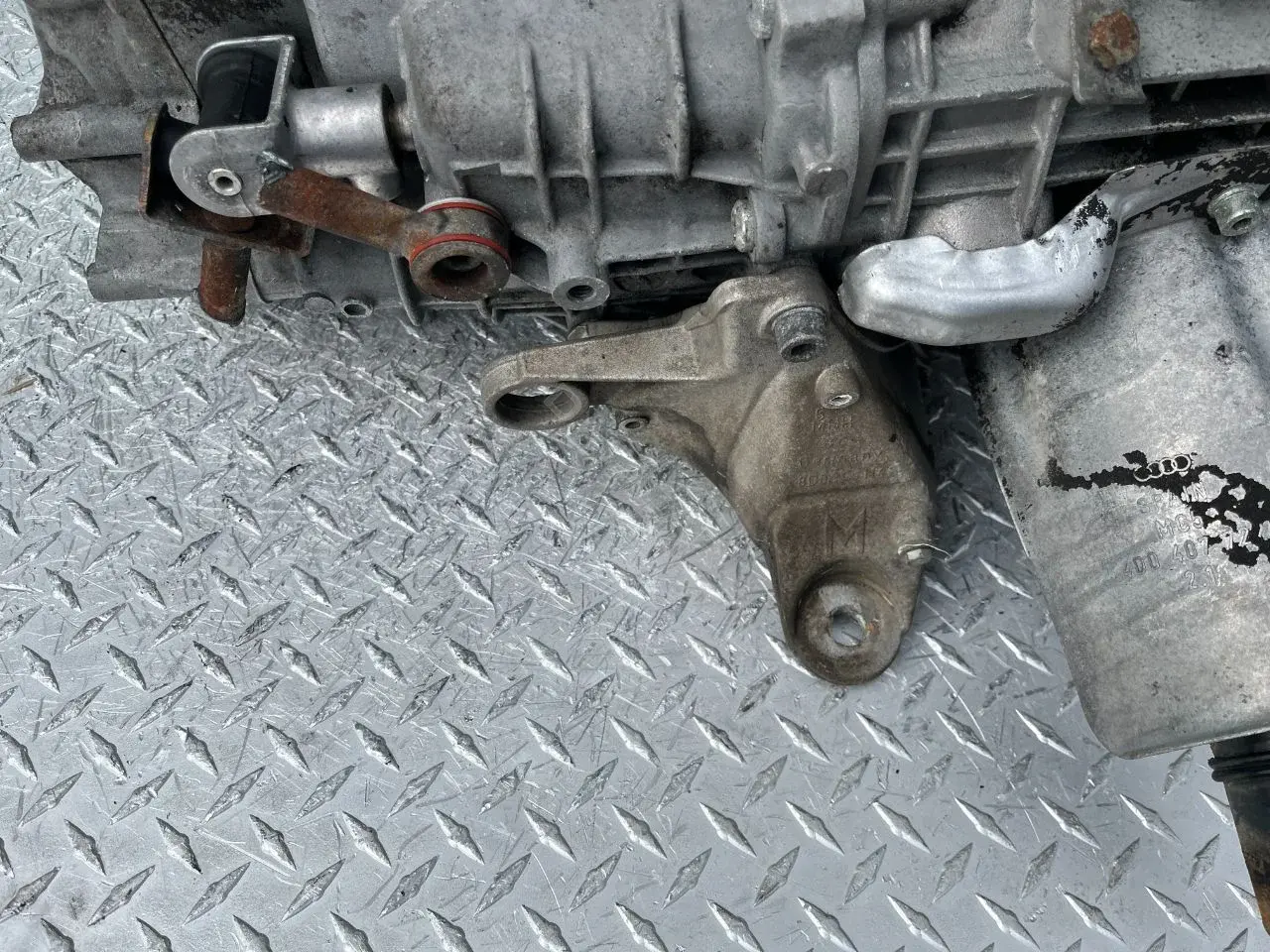 Кронштейн КПП 8D0399114S