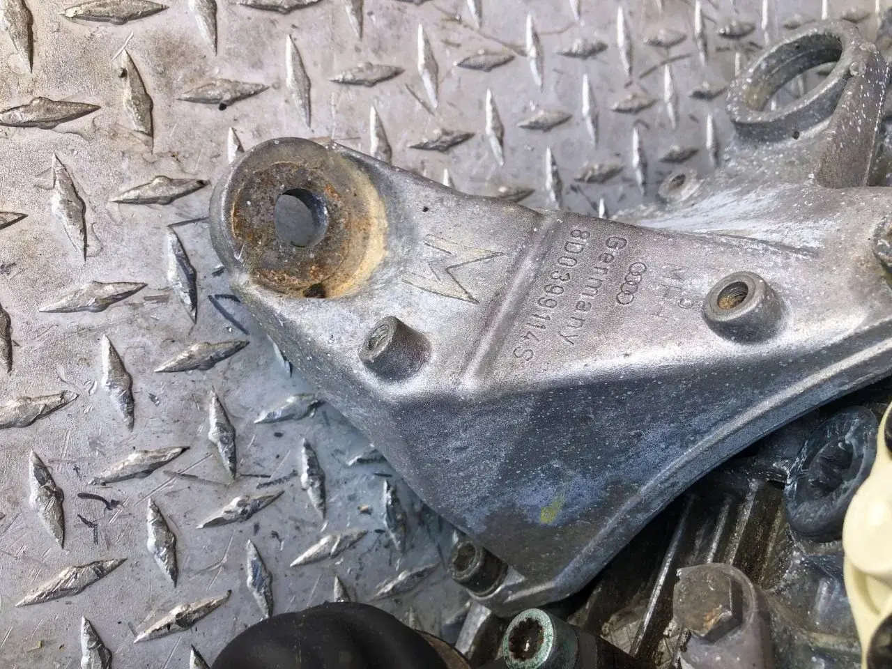Кронштейн КПП 8D0399114S