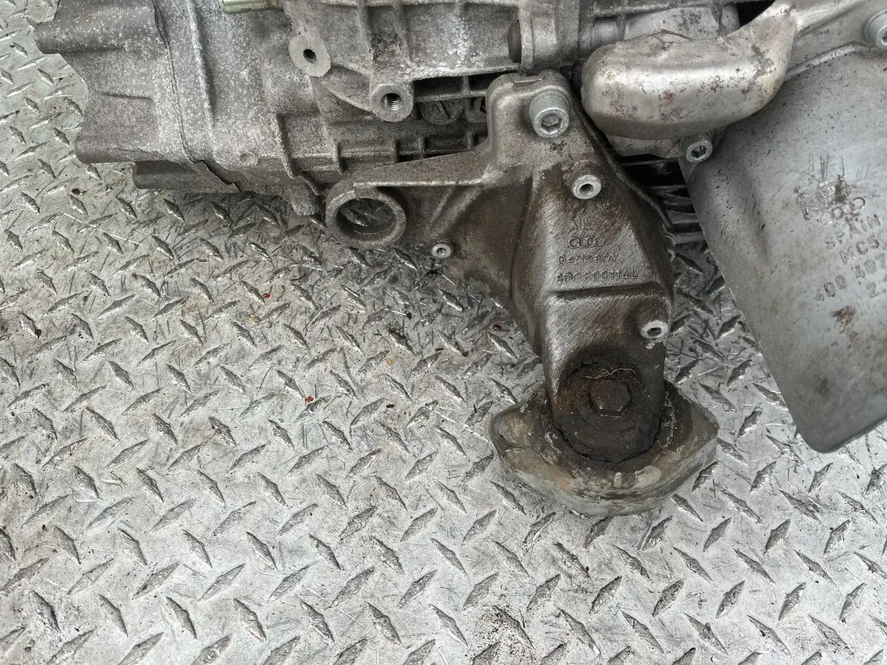 Кронштейн КПП 8D0399114L