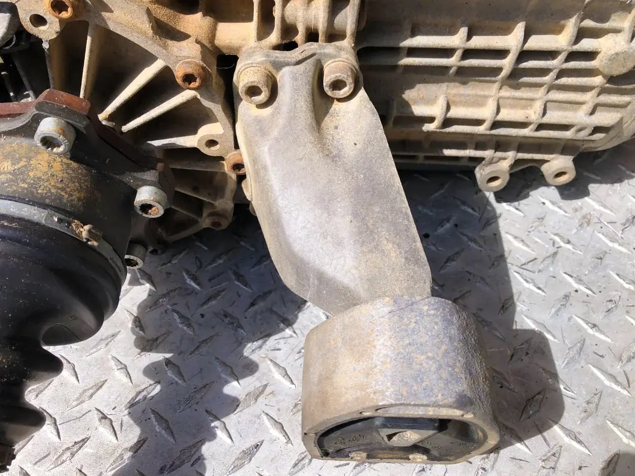 Кронштейн КПП 8D0399113AB