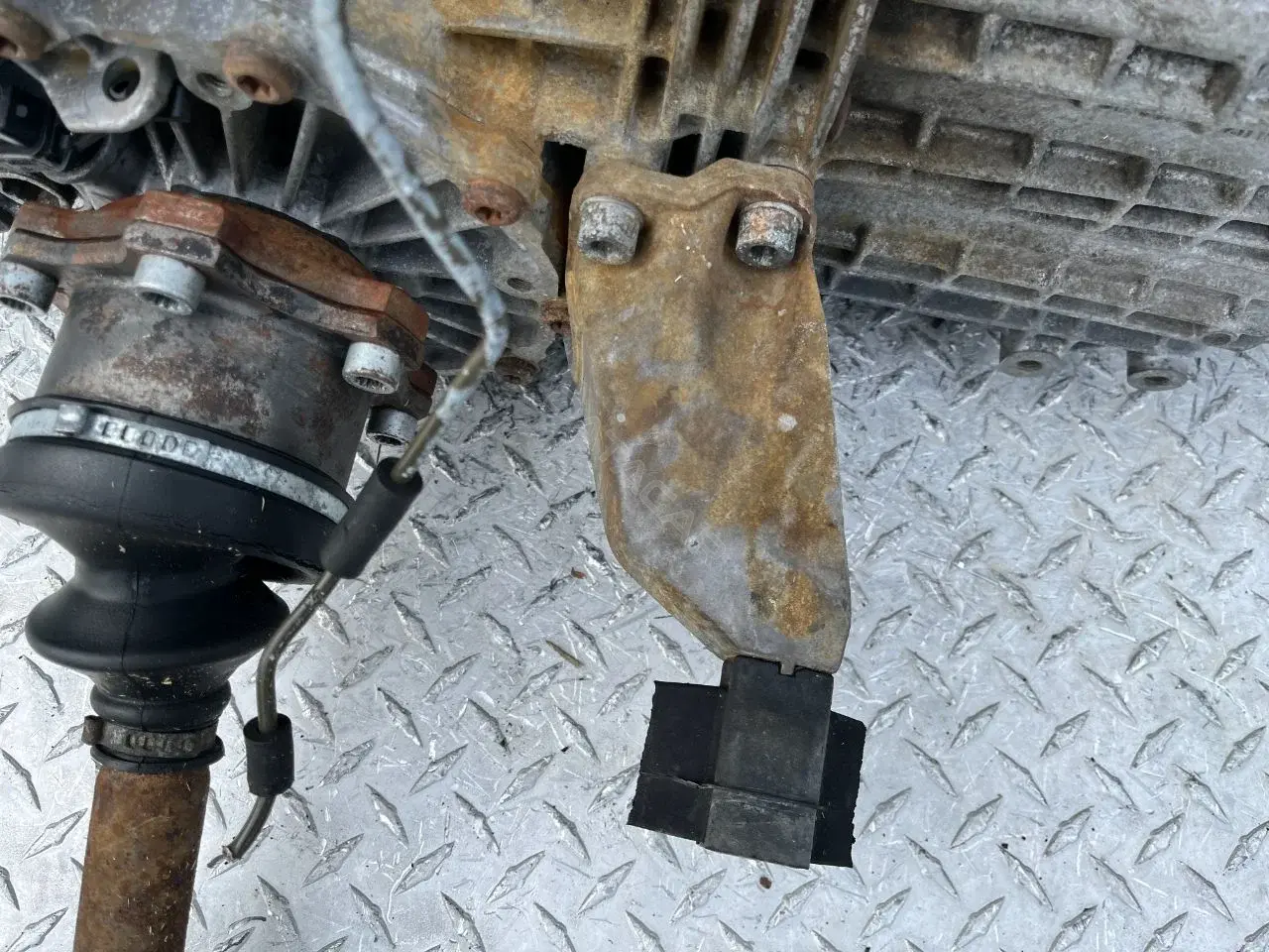 Кронштейн КПП 8D0399113AB