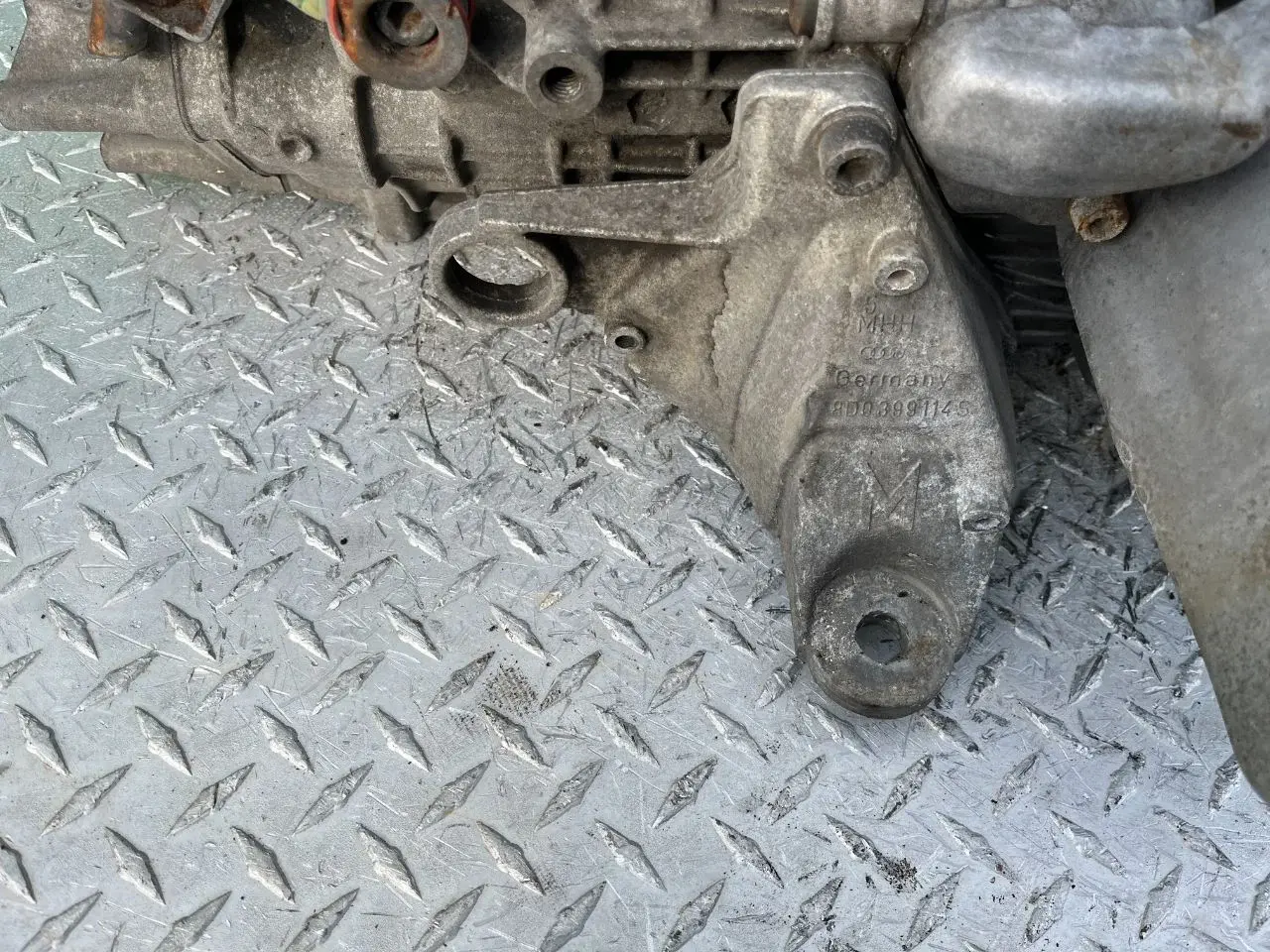 Кронштейн КПП 8D0399114S