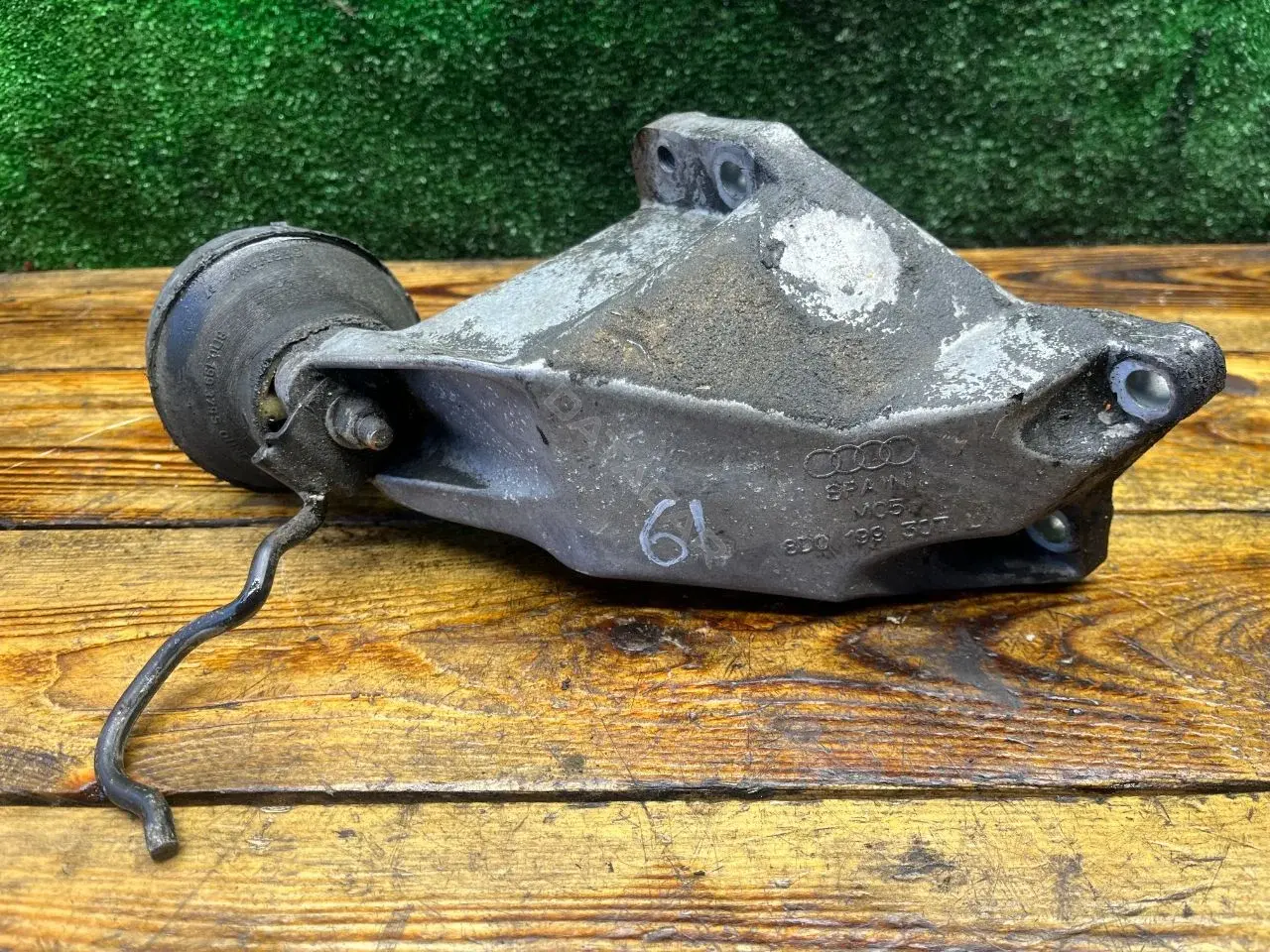 Кронштейн двигателя 8D0199307L