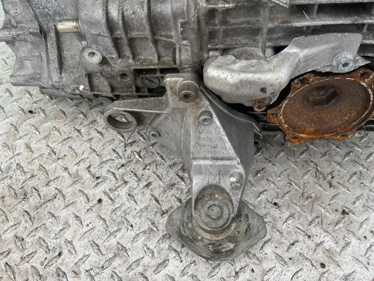 Кронштейн КПП 8D0399114S