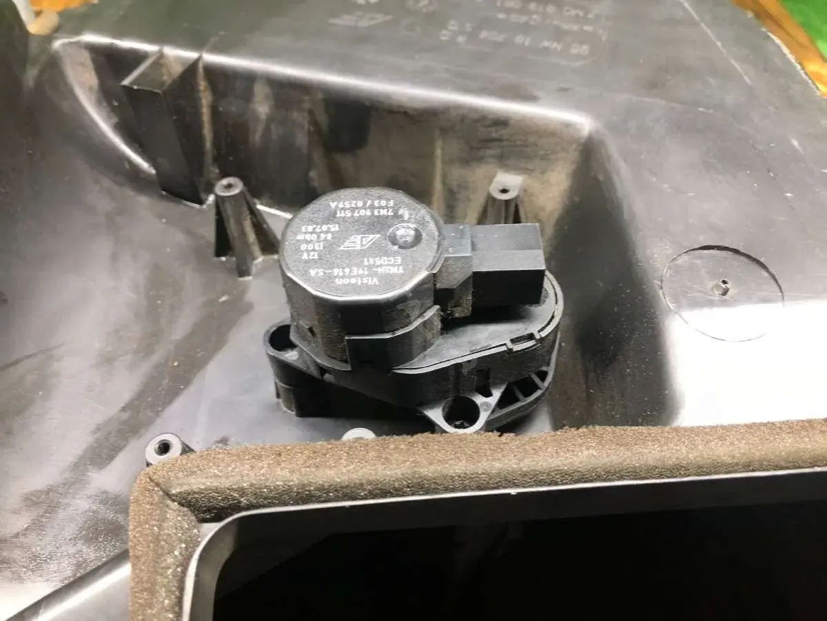 Мотор заслонки печки 7M3907511, YM2H19E616SA