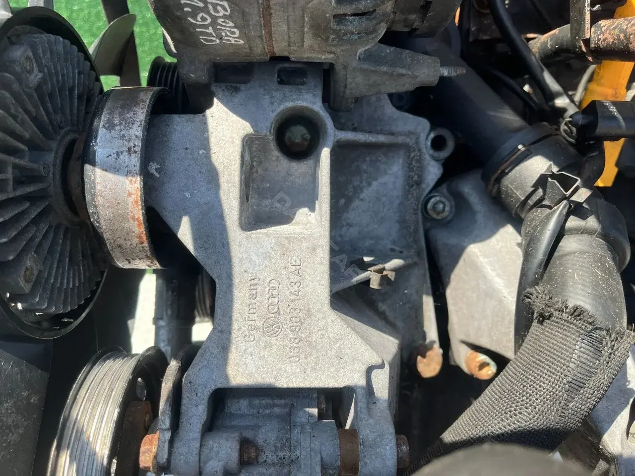 Кронштейн генератора 038903143AE